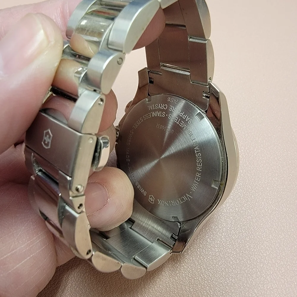 Victorinox Swiss Army Stainless Steel Men's Watch - Picture 4 of 6
